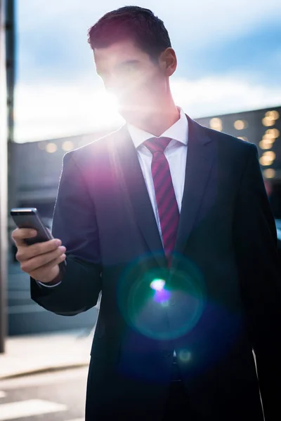 Verksamhet man SMS på kvällen utomhus — Stockfoto