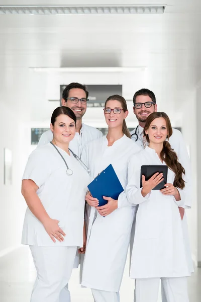 Squadra di medici in ospedale — Foto Stock