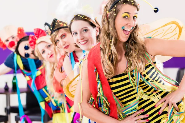 Party folk firar karneval — Stockfoto