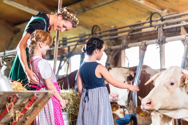 Mère montrant des enfants vaches — Photo