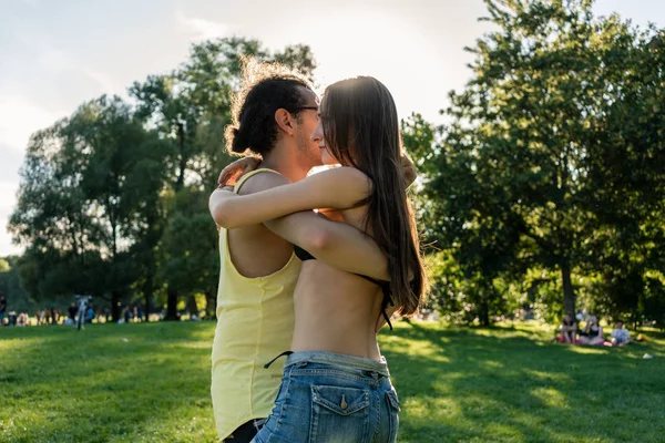 Пара танцює баната в парку — стокове фото