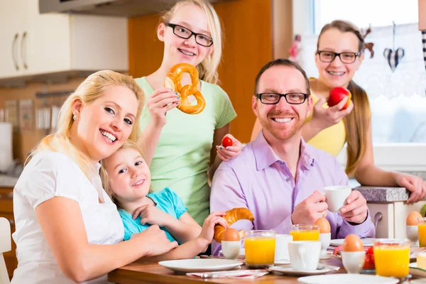 Familie gezamenlijk ontbijten in de keuken — Stockfoto