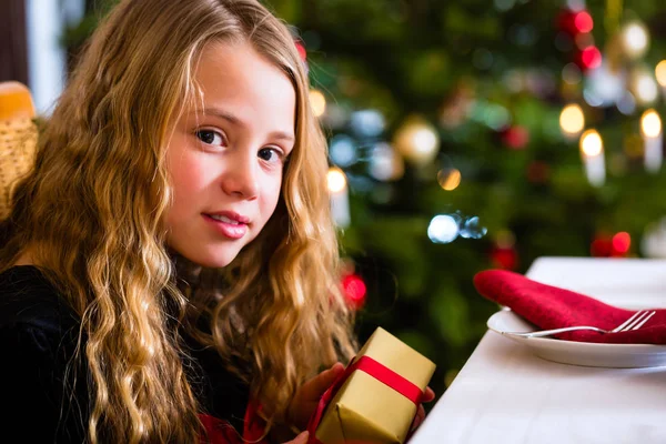 Menina com presente de Natal — Fotografia de Stock