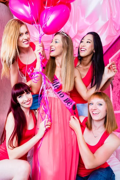 Kadınların bekarlığa veda partisi