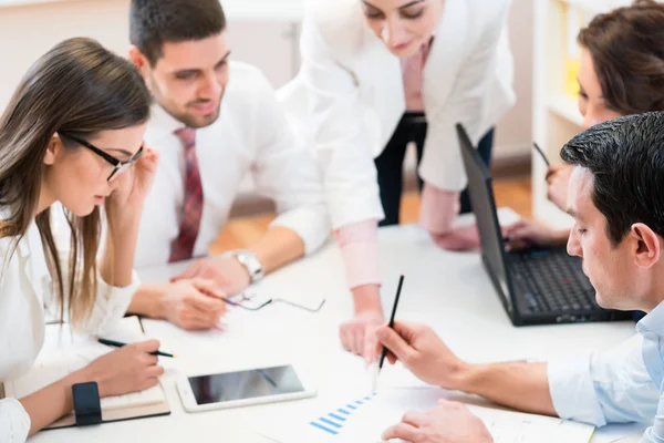 Business-team analysera data och diskuterar strategi — Stockfoto