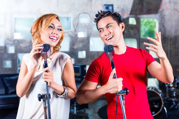 Cantante asiatica che produce canzoni in studio di registrazione — Foto Stock