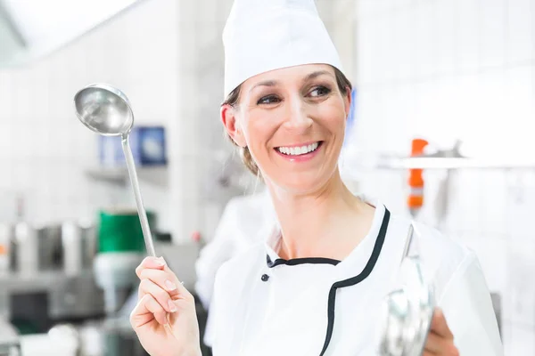 Felice femmina nel ristorante — Foto Stock