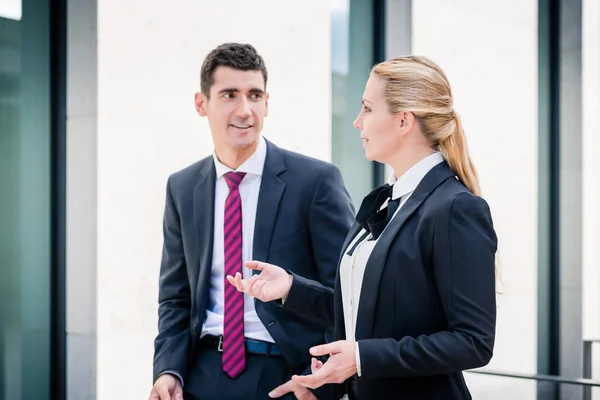 Business man en vrouw bespreken — Stockfoto