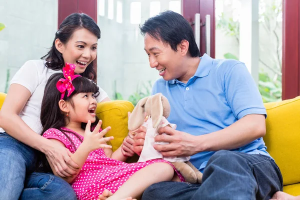 Chinese familie spelen met dochter op Bank — Stockfoto