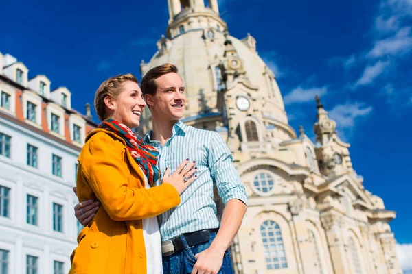 Turismo - pareja en Frauenkirche en Dresde —  Fotos de Stock