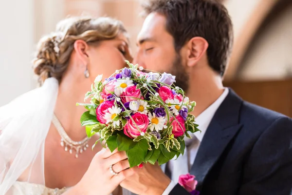 Couple nuptiale donnant baiser — Photo