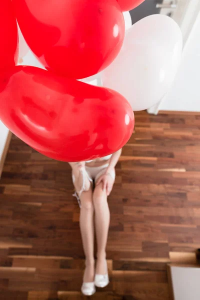 Nevěsta na prádlo s balónky — Stock fotografie