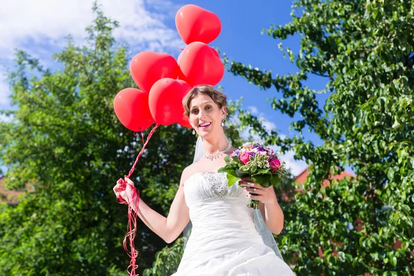Sposa con palloncini di elio letti — Foto Stock