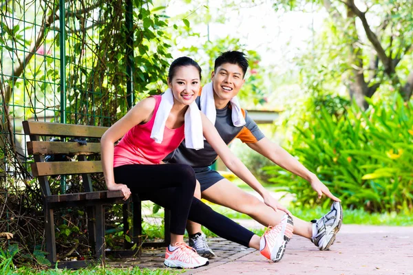 Asiático chino pareja en al aire libre fitness entrenamiento — Foto de Stock