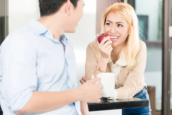 Asiatiska par äter frukost tillsammans — Stockfoto