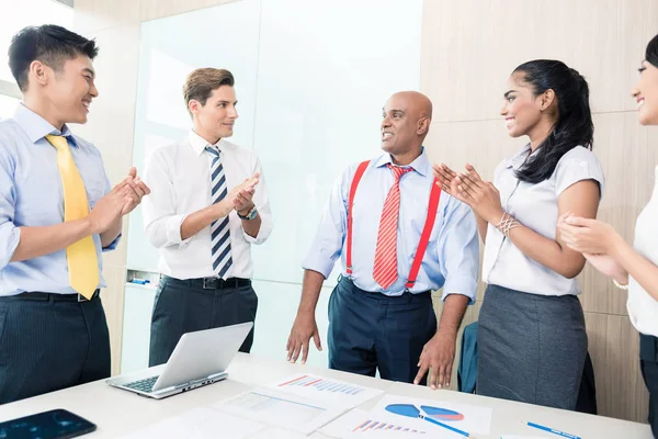 Indiase Ceo in zakelijke bijeenkomst — Stockfoto