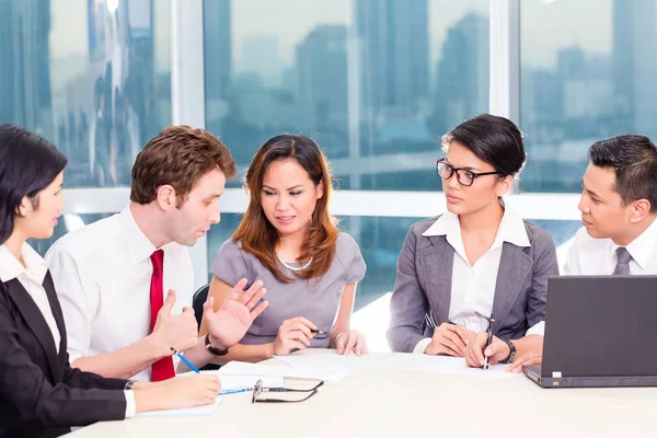 Asian Business Team in Strategy meeting — Stock Photo, Image