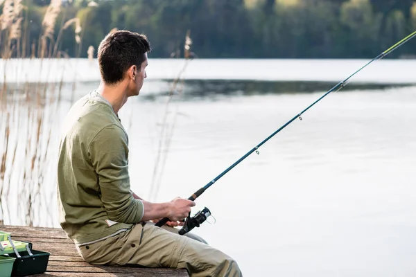 Balık tutma ya da gölde olta balıkçılığı rahatlatıcı adam