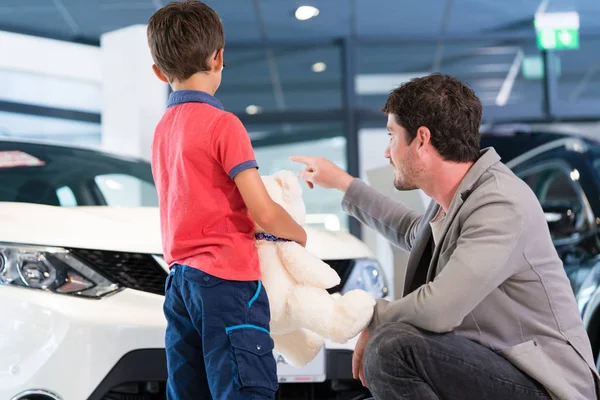 Pai com filho comprando automóvel — Fotografia de Stock