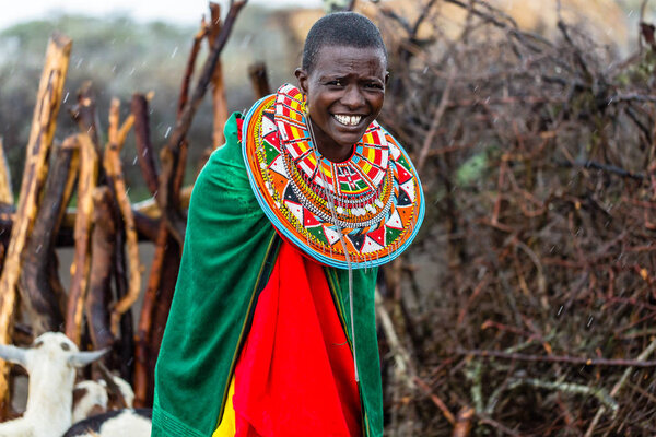 Масаи женщина в своей деревне
