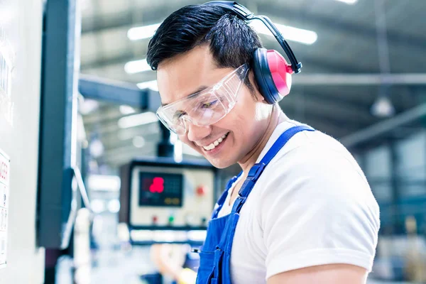 Operador de máquina asiática en planta de producción — Foto de Stock