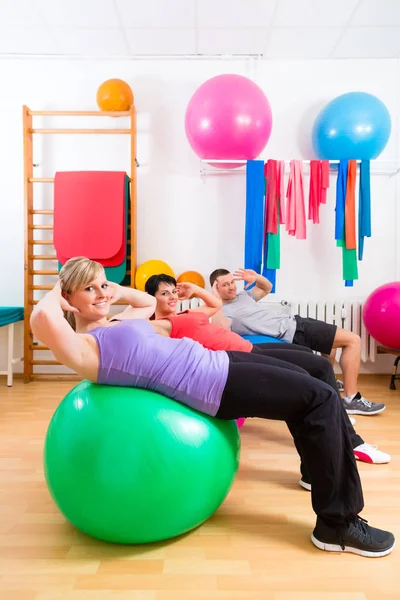 Pacientes en fisioterapia en pelotas de entrenamiento — Foto de Stock