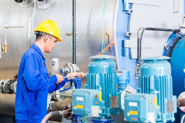 Técnico na fábrica na manutenção da máquina — Fotografia de Stock