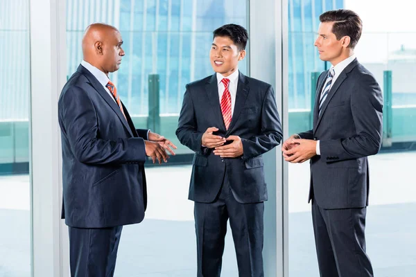 Hint Ceo için raporlama Asya iş takım