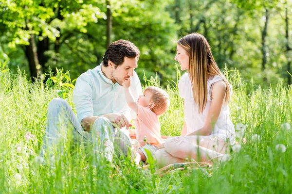 ailenin oğlu çayır üzerinde 