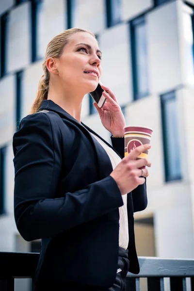 ビジネスの女性と電話とコーヒー — ストック写真