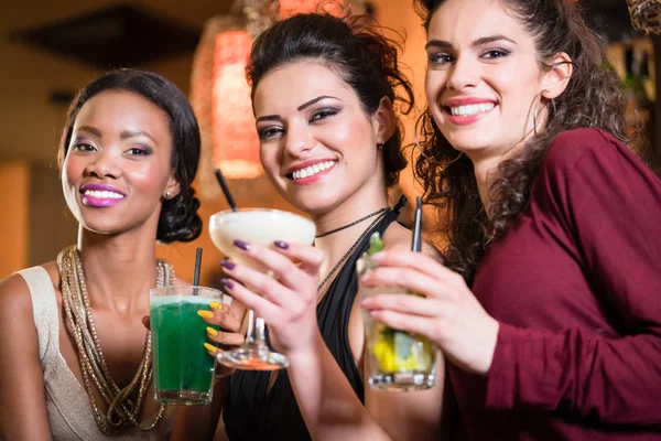 Meninas desfrutando da vida noturna no clube — Fotografia de Stock