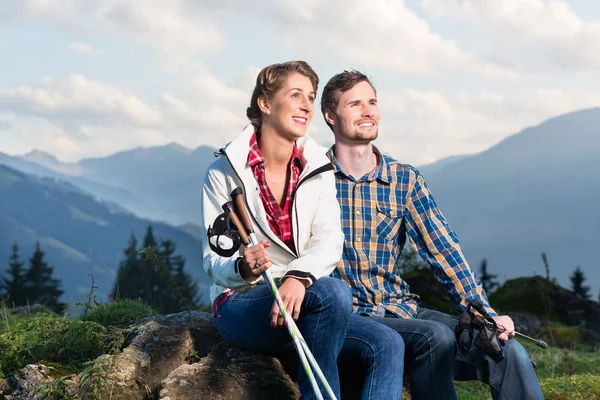 Casal desfrutando de vista caminhadas nas montanhas alpinas — Fotografia de Stock