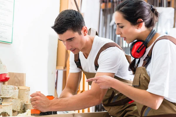 Frau und Mann arbeiten zusammen — Stockfoto