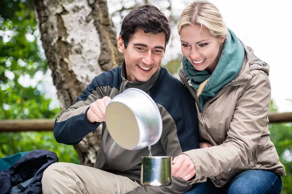 Uomo e donna si prendono una pausa dalle escursioni — Foto Stock