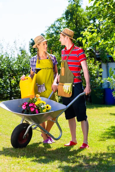 Casal no jardim com regador — Fotografia de Stock
