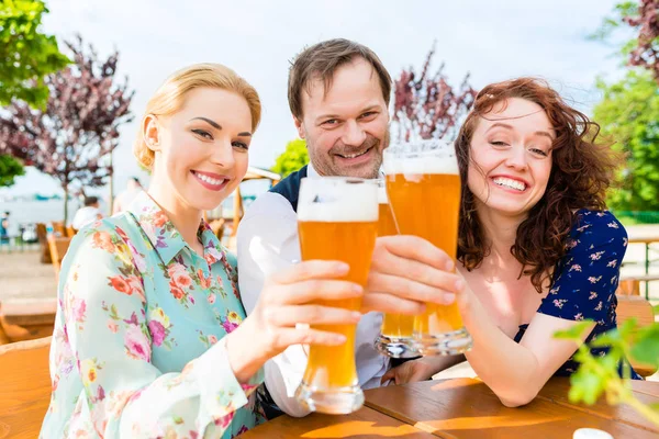 Amis griller avec de la bière — Photo