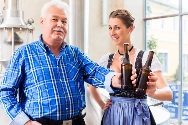 Cervecera y mujer con cerveza —  Fotos de Stock