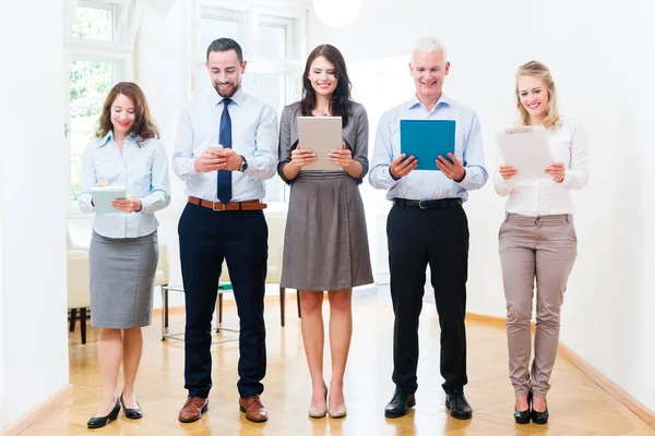 Concept - mensen uit het bedrijfsleven in de office staan in de rij — Stockfoto
