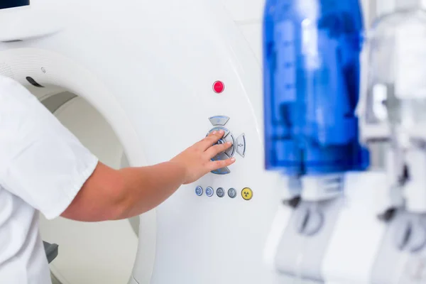 Enfermera pulsando botón en la máquina CT en el hospital — Foto de Stock