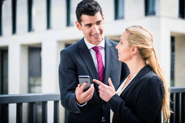 Business man and woman working outdoors — Stock Photo, Image