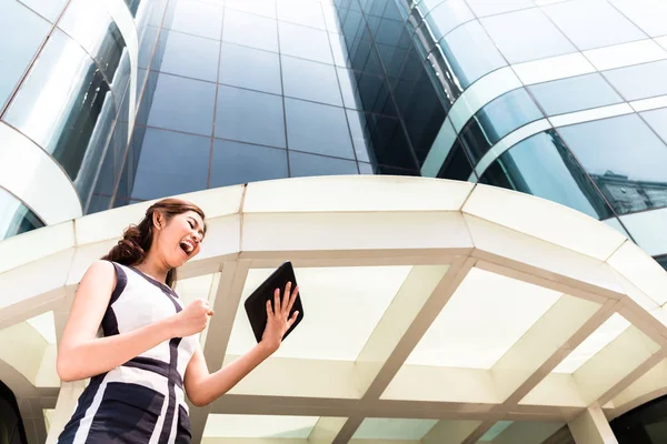 Asiatico business donna lavoro al di fuori su tablet PC — Foto Stock