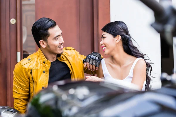 Coppia seduta davanti casa con moto — Foto Stock