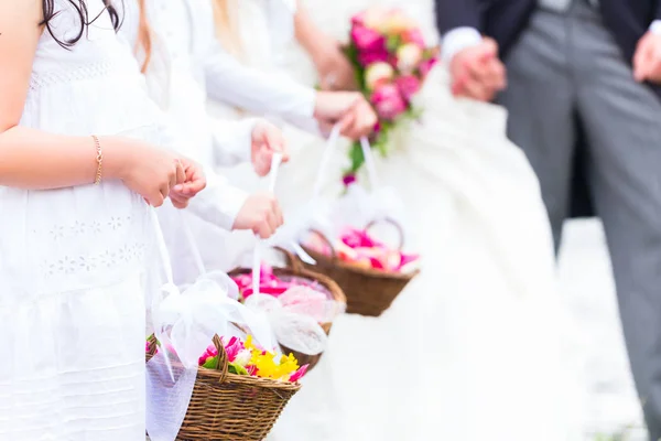 Bruiloft bruidsmeisjes kinderen met bloem manden — Stockfoto