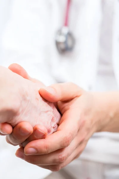 Doctor consoling senior patient practice — Stock Photo, Image