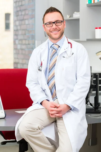 Young doctor in surgery — Stock Photo, Image