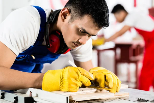 Szorgalmas munkavállalók gyárban dolgozik, fa — Stock Fotó