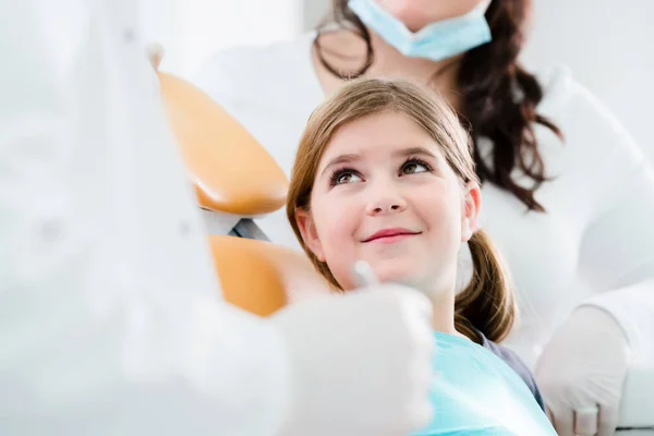 Zahnarzt behandelt Kind — Stockfoto