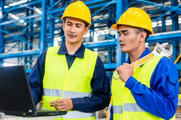 Travailleur dans l'usine de production avec ordinateur portable — Photo