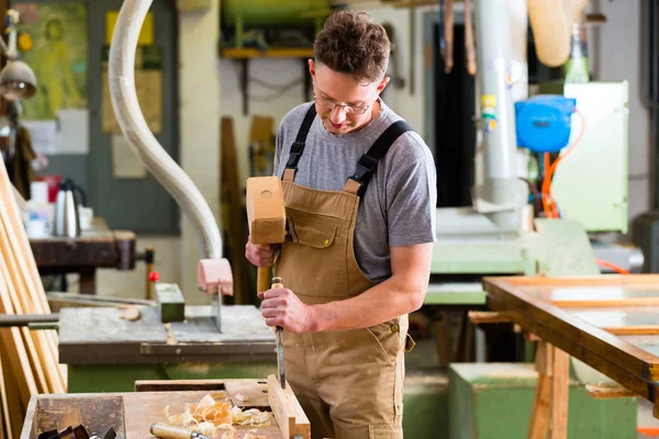 keski ile marangoz ve çekiç