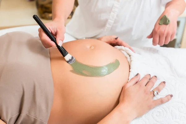 Rasul healing earth therapy for pregnant woman — Stock Photo, Image
